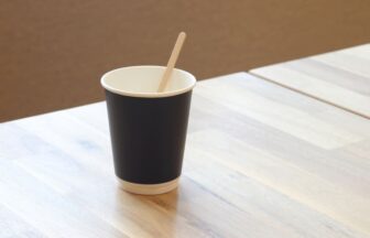 オフィスコーヒーマドラー比較！木製と紙製のコストと耐久性