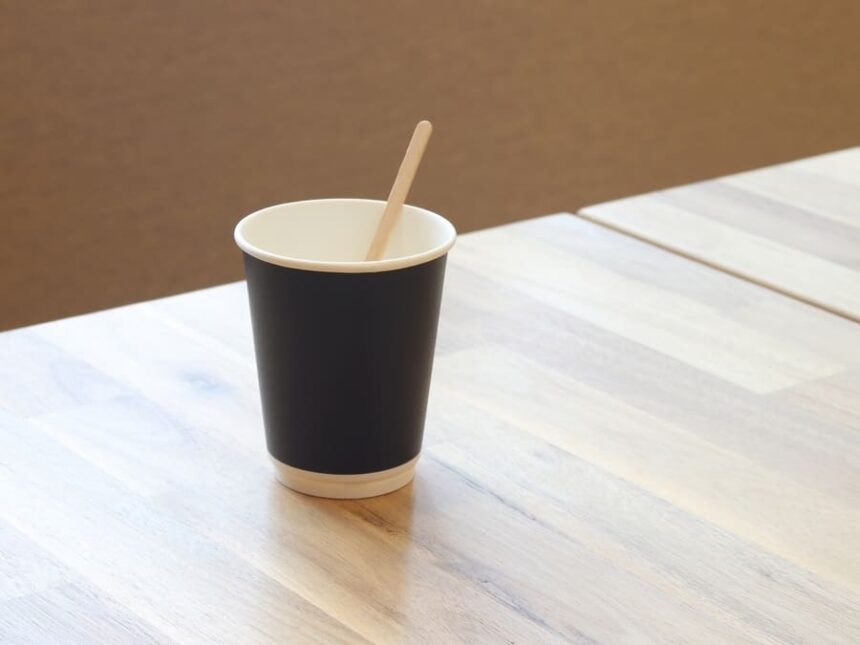 オフィスコーヒーマドラー比較！木製と紙製のコストと耐久性